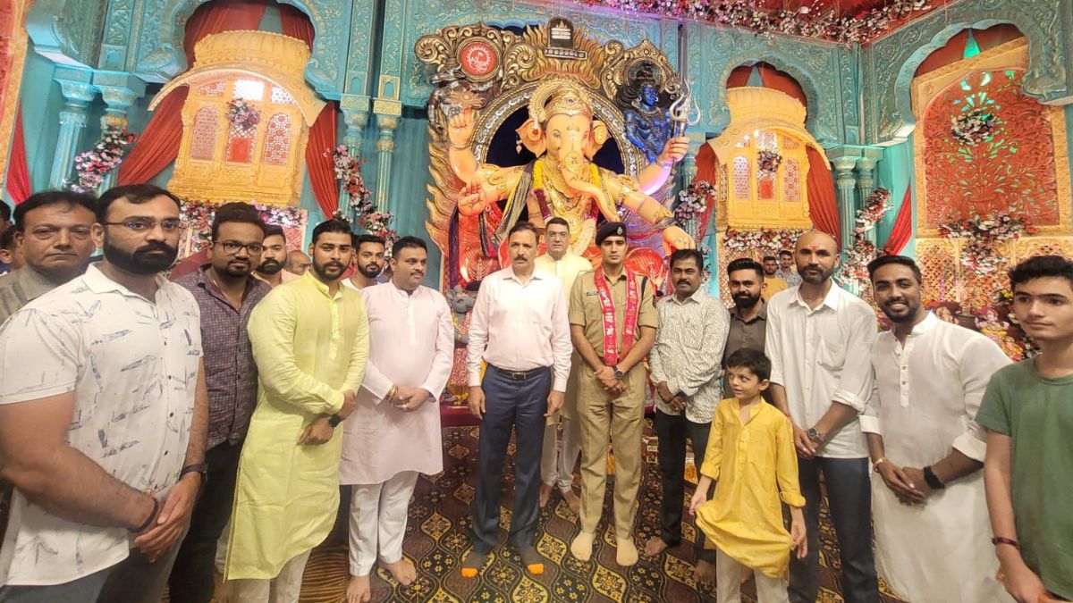 Organized by Sairam Yuvak Mandal, 'Manta Ka Raja' Pandal in Althan turns the centre of divinity in Surat